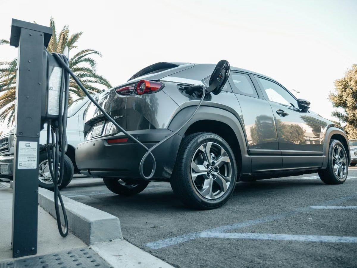 Kelionė elektromobiliu po Lietuvą: kaip suplanuoti įkrovimo sustojimus