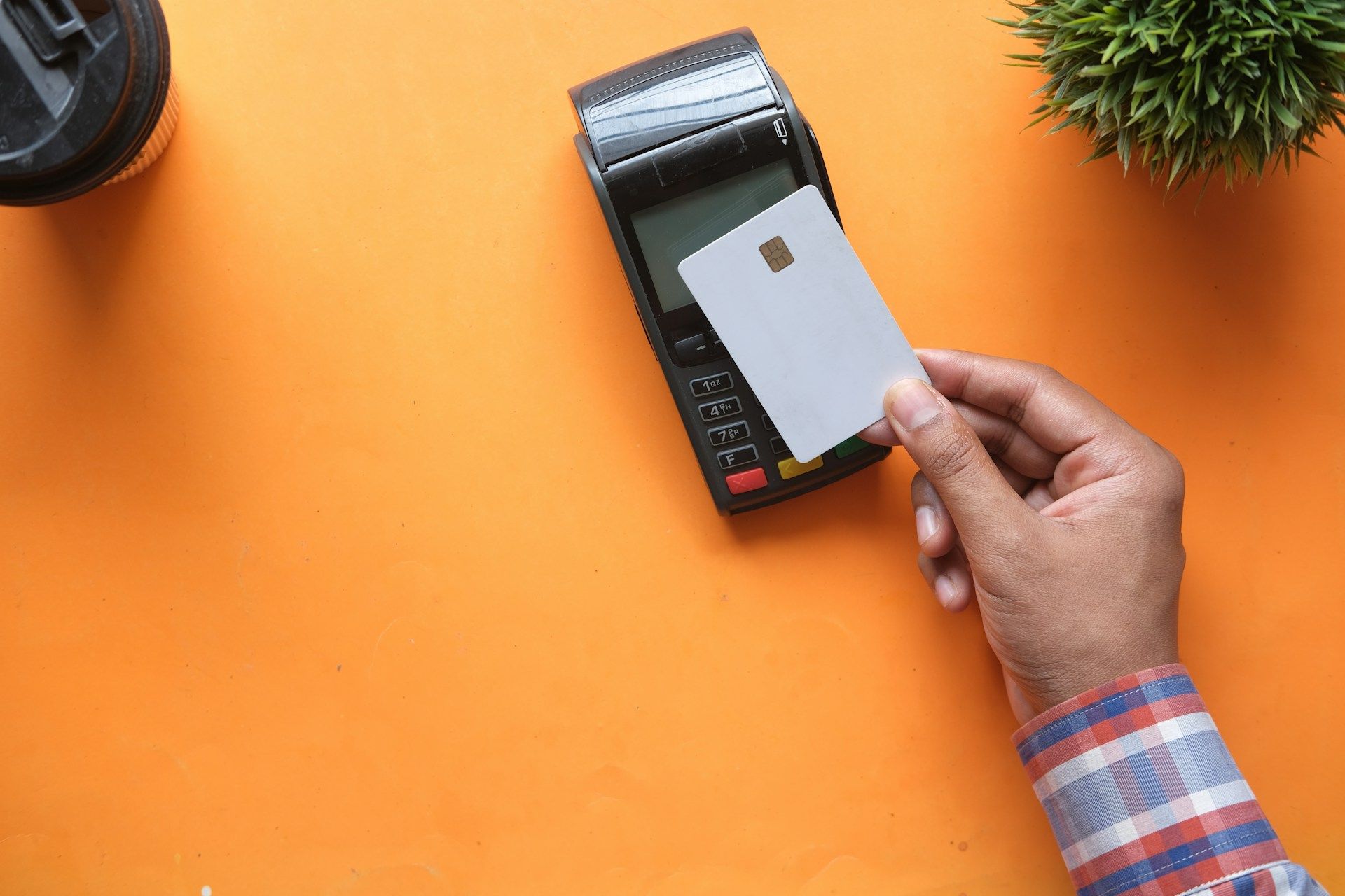 Mokėjimo kortelė prie elektroninio mokėjimų terminalo